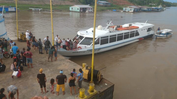 Cidades ribeirinhas sofrem com a precariedade dos portos no Amazonas.